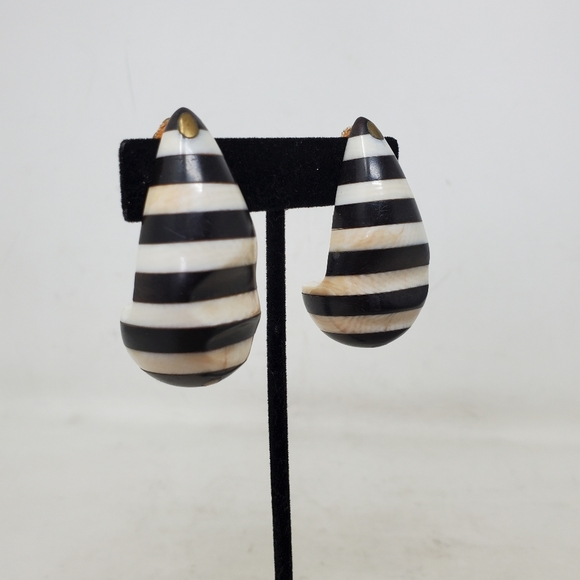 RARE Vintage Signed Patricia Von Musulin Ebony and Bone Clip Earrings - Picture 2 of 7